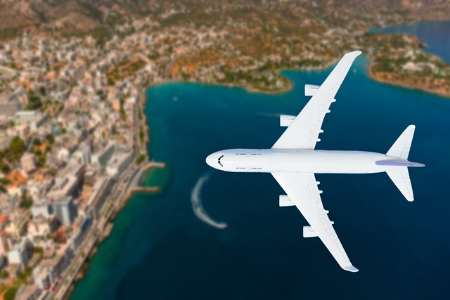 Trasporti e turismo – sportello consumatori ACP Sassari Aereo che sorvola spiaggia – trasporti e turismo ACP Sassari